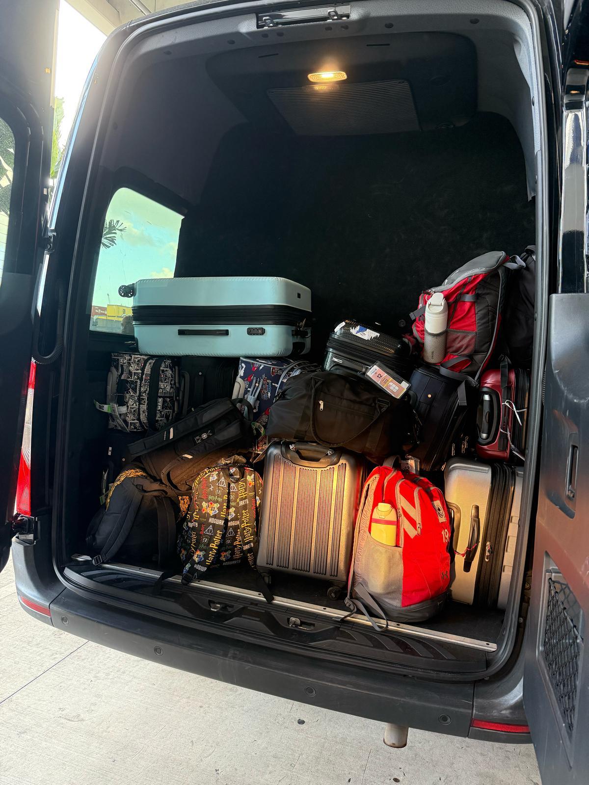 Maletas y equipaje de mano cargados en la van de Miami Airport Shuttle and Limo